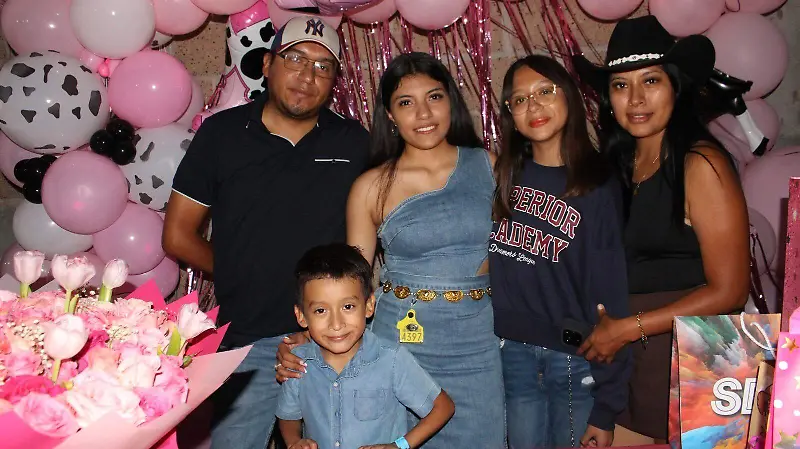 Héctor, Héctor, Fanny y Sarahí apapacharon a la festejada.